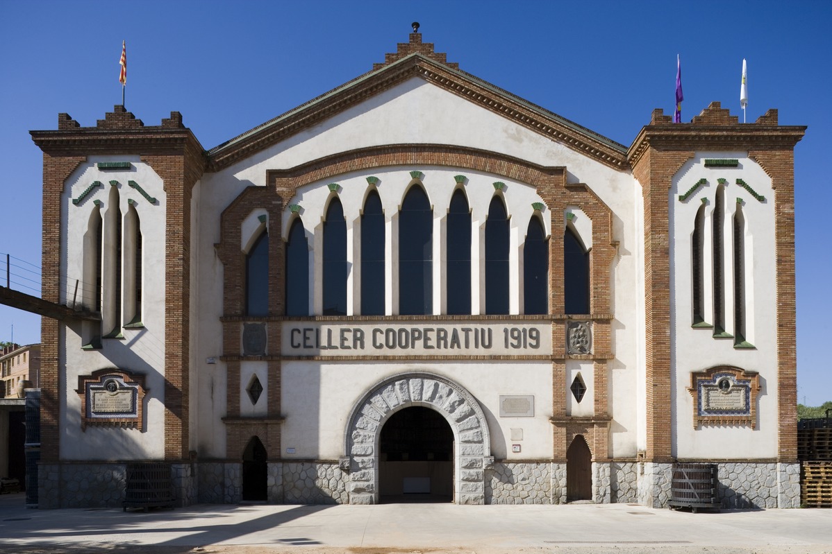 Entra en un celler amb un guia ben particular
